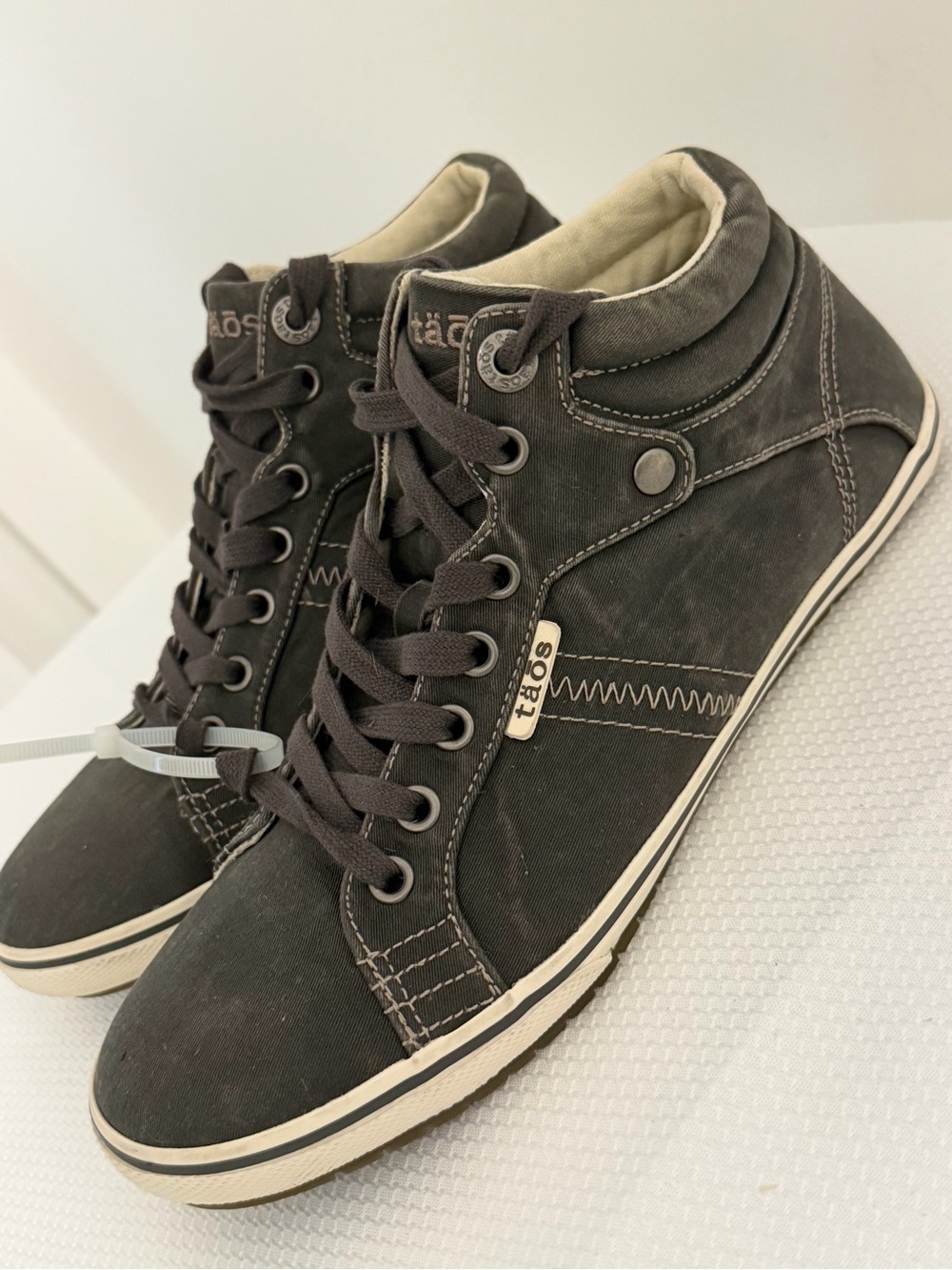 Taos Top Star High-Top Sneakers